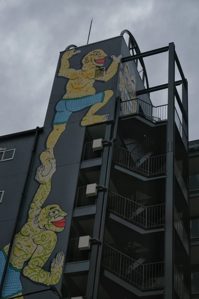 Une décoration murale dans une rue à proximité du Kaiyukan d'Osaka