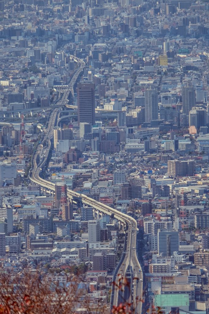 Une autoroute qui coupe la banlieue d'Osaka vue depuis le parc d'attractions du mont Ikoma