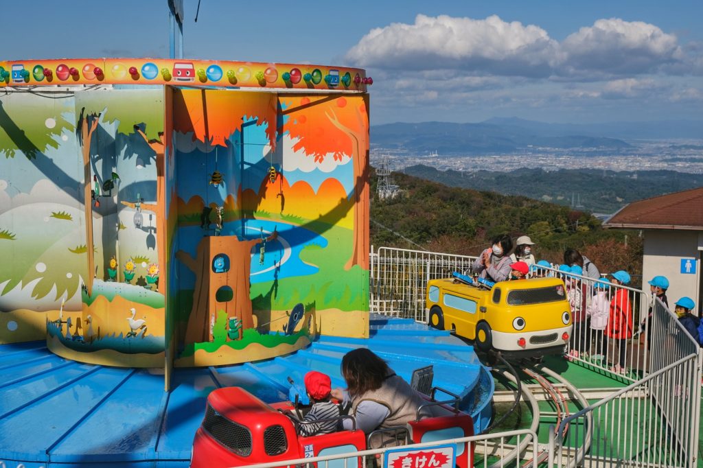 Un carrousel avec pistolet à eau au parc d'attractions Ikomasanjo