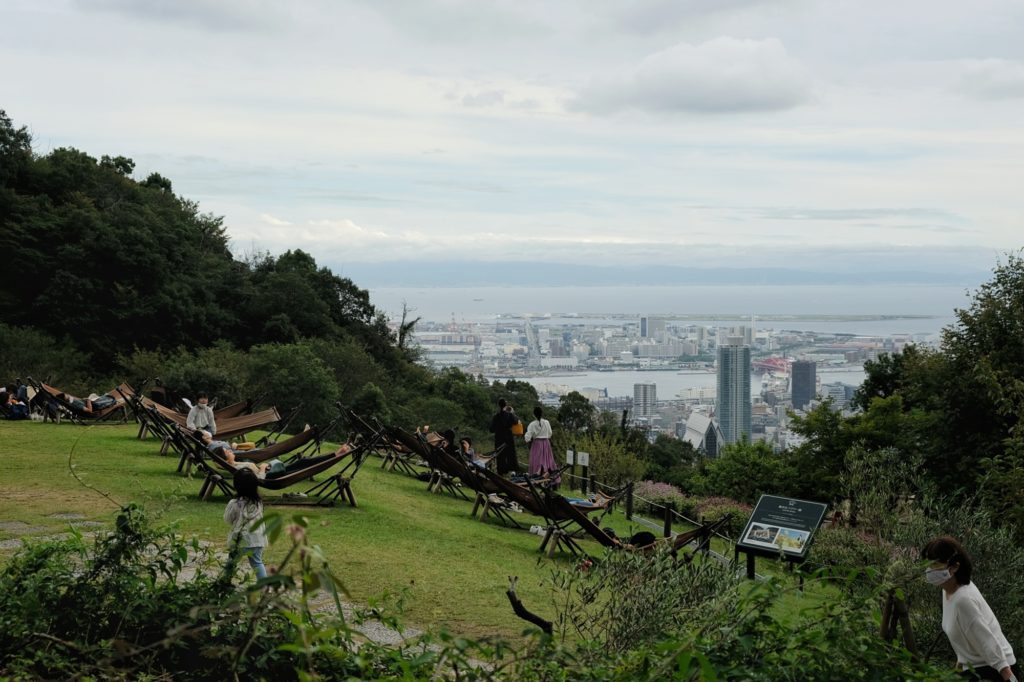 Espace repos sur des chaises longues avec vue sur la ville de Kobe et la baie