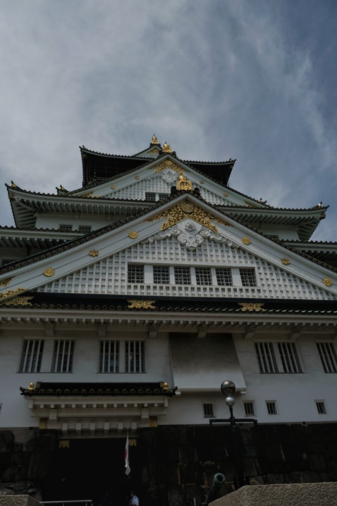 Le château d'Osaka en contre-plongée