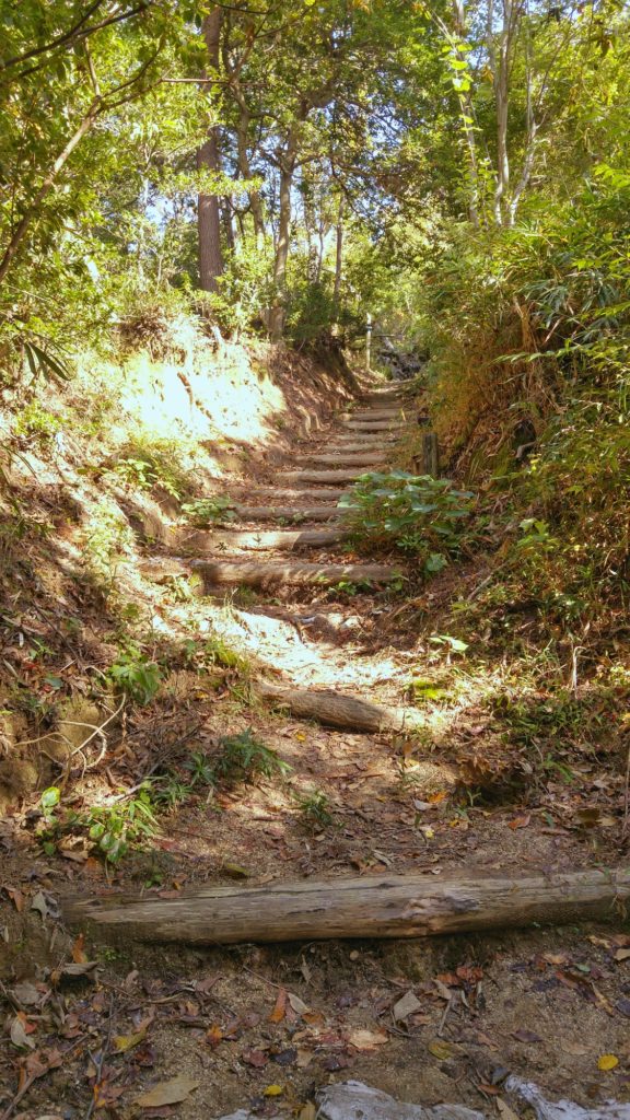 Les escaliers qui montent le long du mont Ikoma san