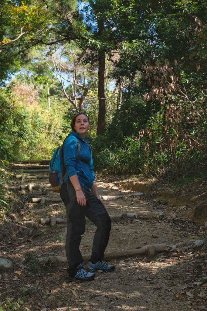 Claire courageuse dans la montée des escaliers du mont Ikoma