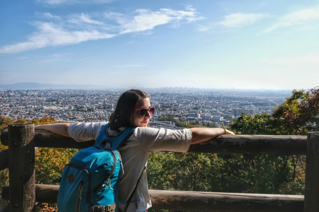 Claire devant la plaine d'Osaka sur la montagne Satsukiyama