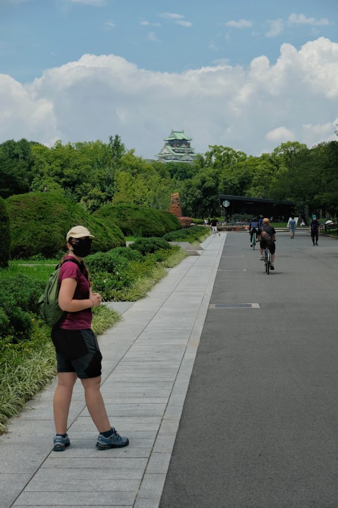 Claire arrive devant le parc du château d'Osaka