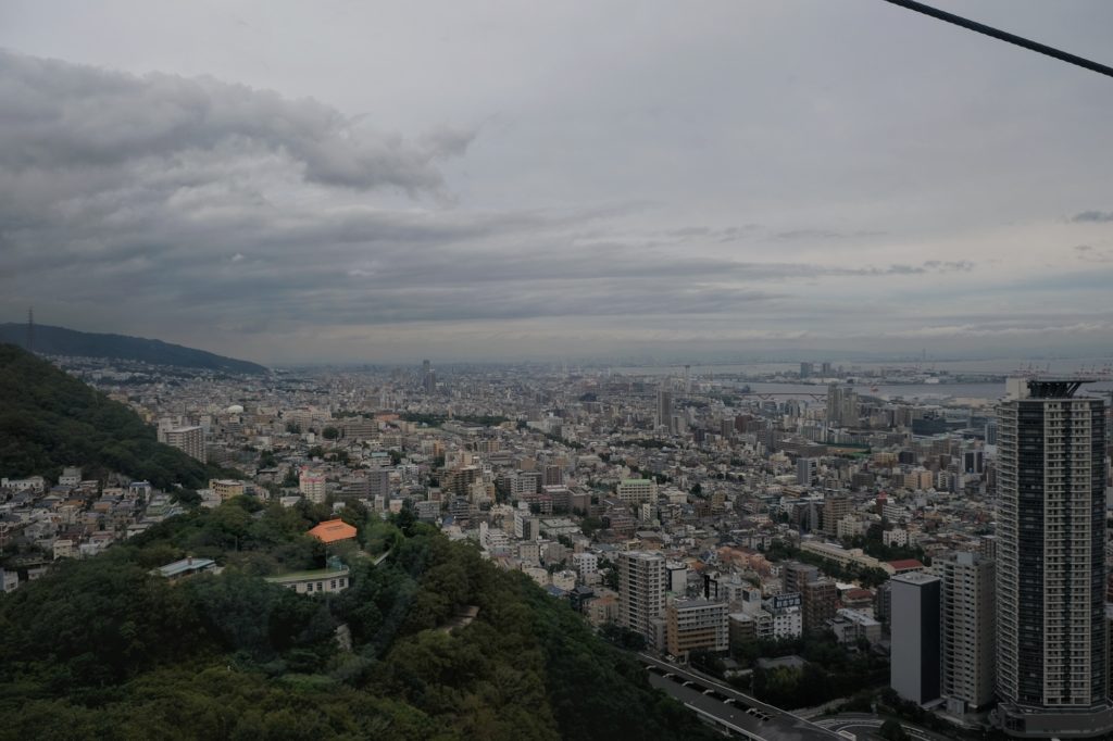 Vue de la côte urbanisée entre Kobe et Osaka depuis le téléphérique du jardin de Nunobiki