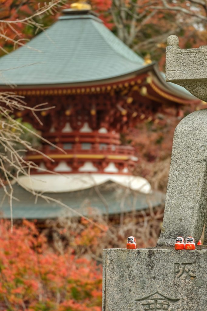 Quelques daruma sur une lanterne devant la pagode du Katsuo-ji