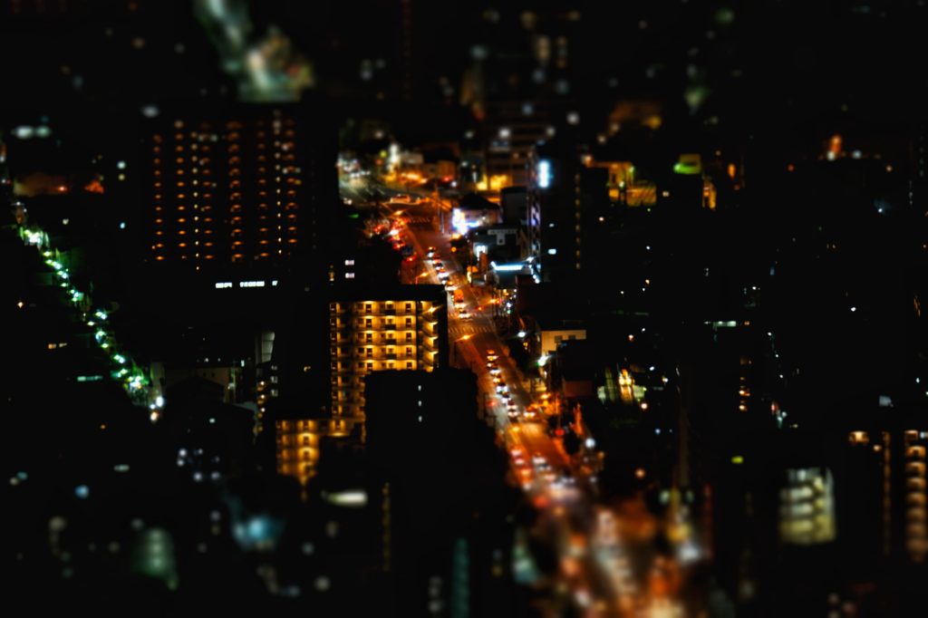 Une rue avec effet maquette dans la nuit d'Osaka