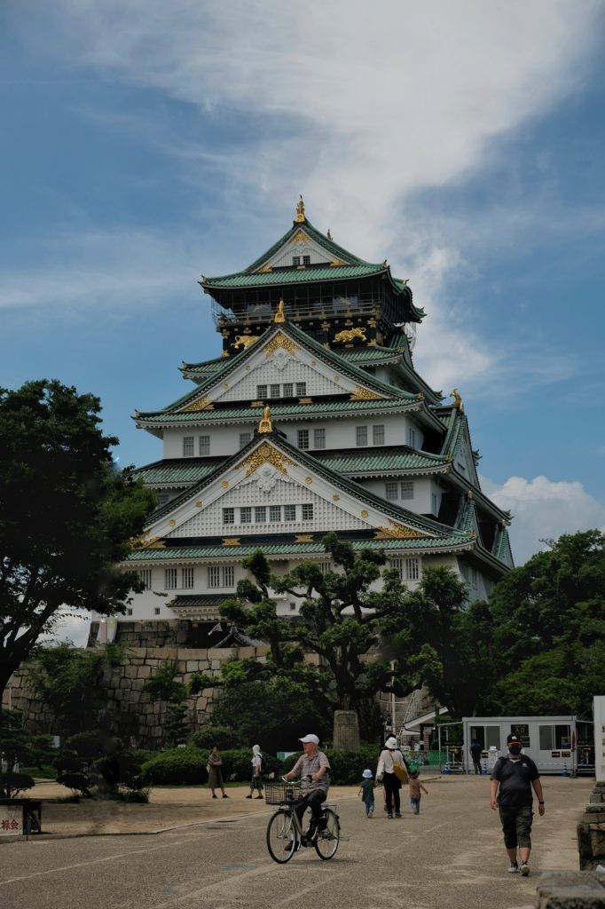 Le château d'Osaka et son esplanade