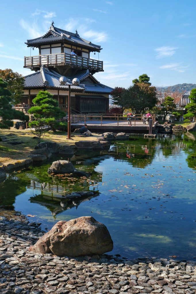 Les "ruines" du château d'Ikeda et leur étang
