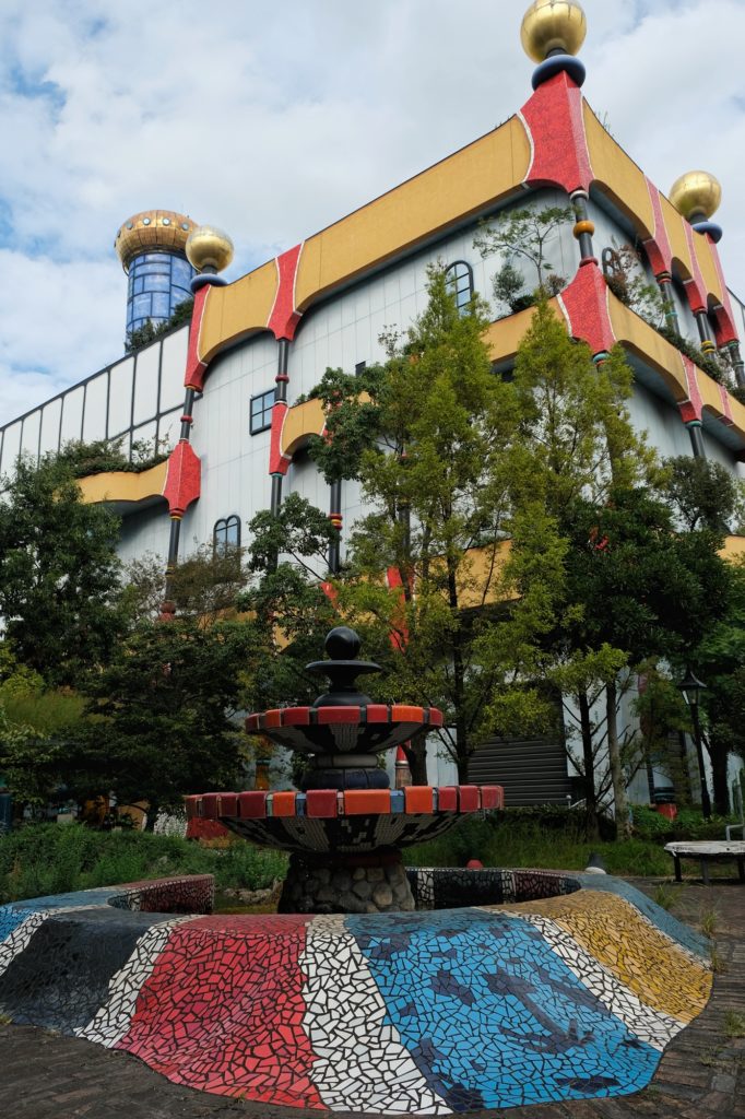 Une fontaine décorée devant l'usine de traitement des boues conçue par Hunderwasser à Osaka