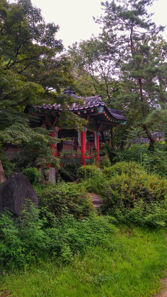 Un pavillon dans la végétation dans le parc Tsurumi Ryokuchi d'Osaka