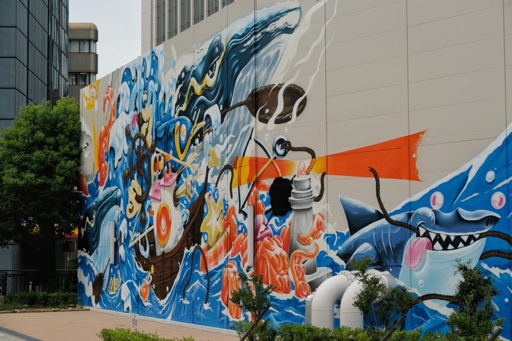 Un beau graffiti sur un mur en face de la mairie de Kobe