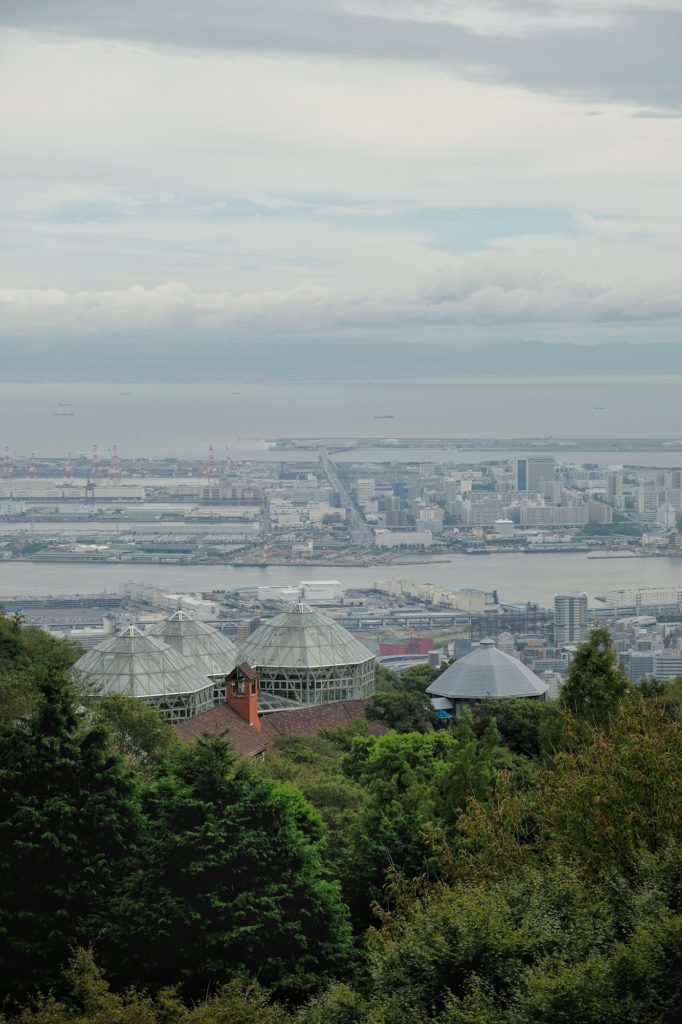 La grande serre du jardin de Nunobiki et sa vue sur Kobe et la mer