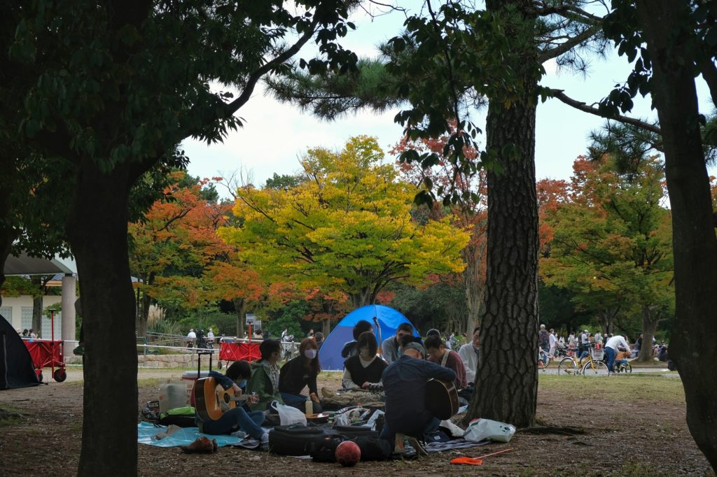 Retouvailles entre amis et en musique au parc Hattori Ryokuchi près d'Osaka