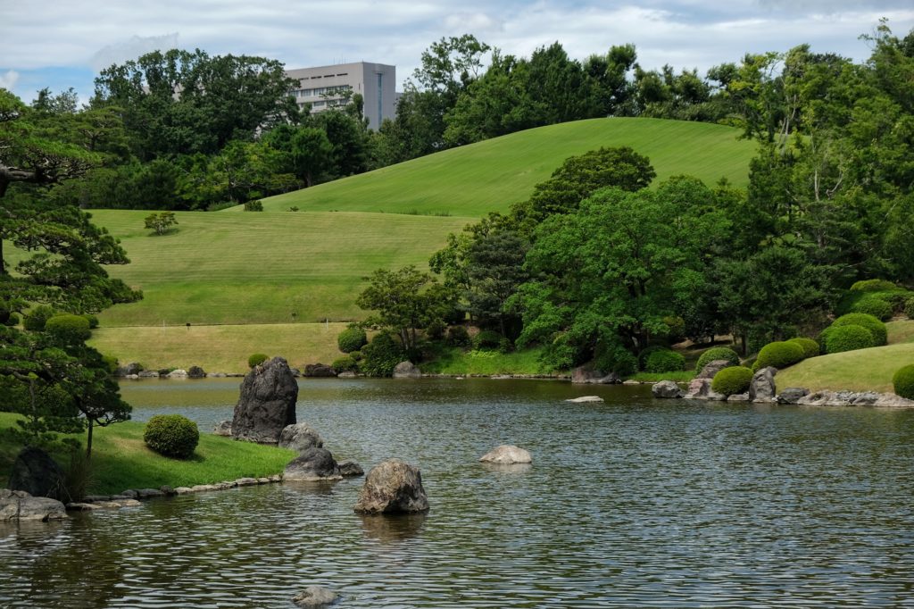 L'étang et la butte du jardin japonais du parc Expo '70 d'Osaka