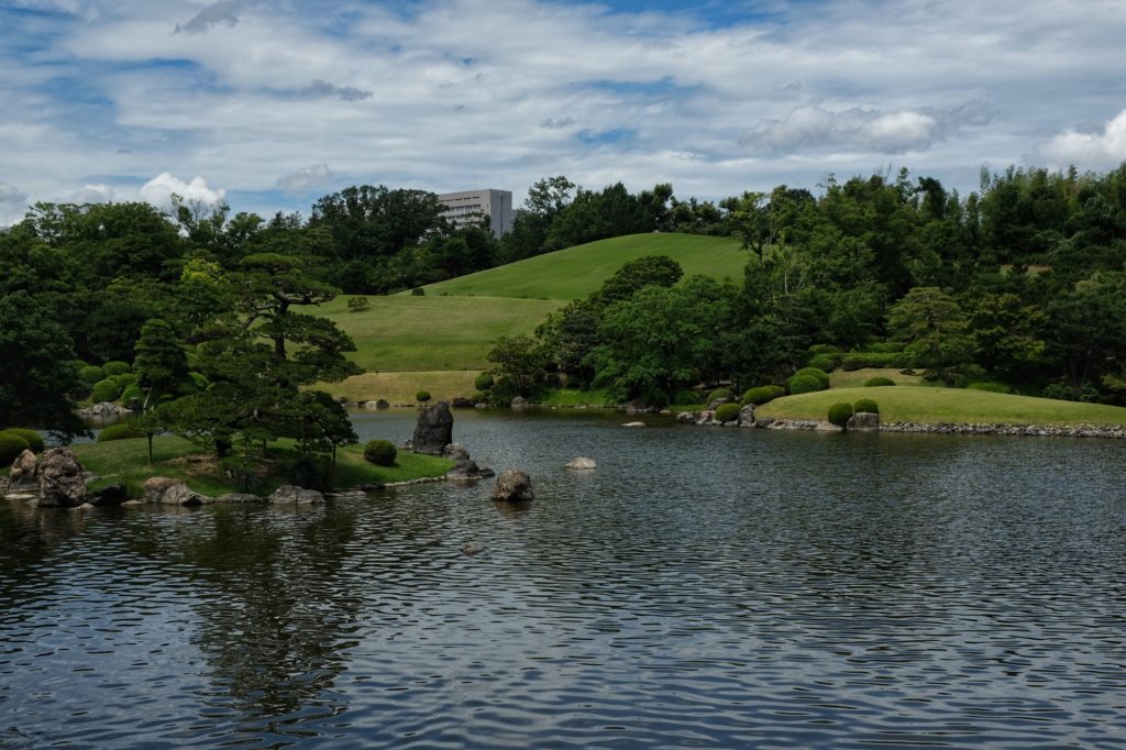 L'étang et la butte du jardin japonais du parc Expo '70 d'Osaka