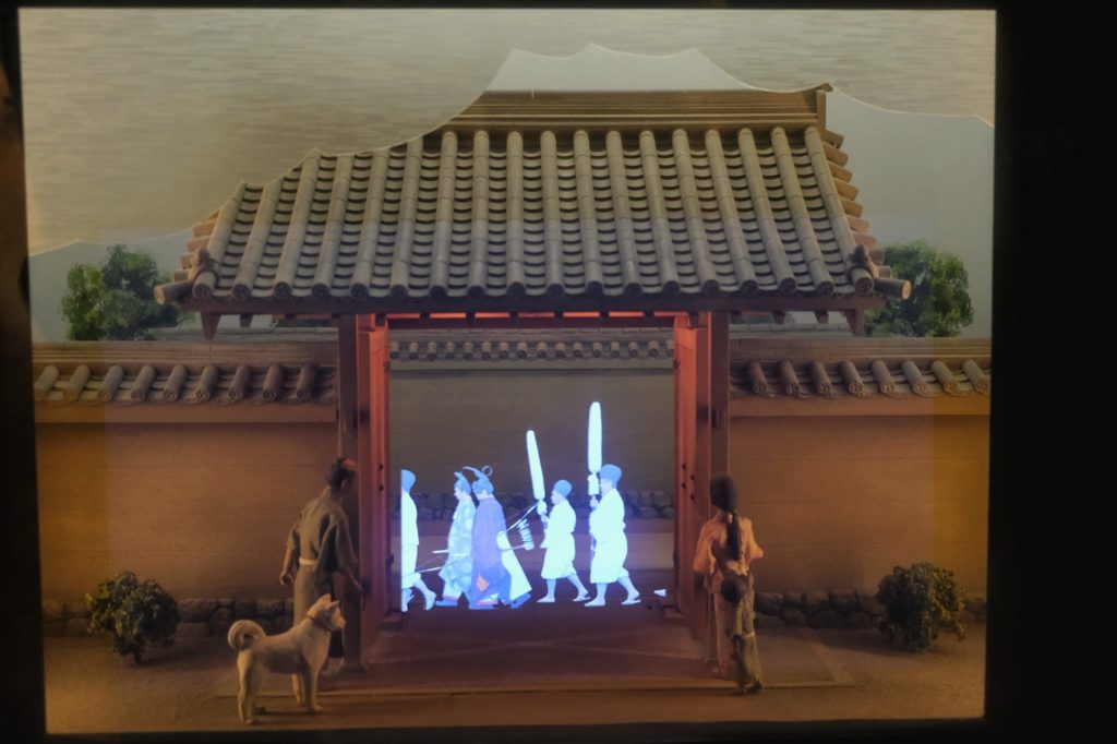 Des hologrammes retracent des épisodes de l'histoire du Japon dans le musée du château d'Osaka