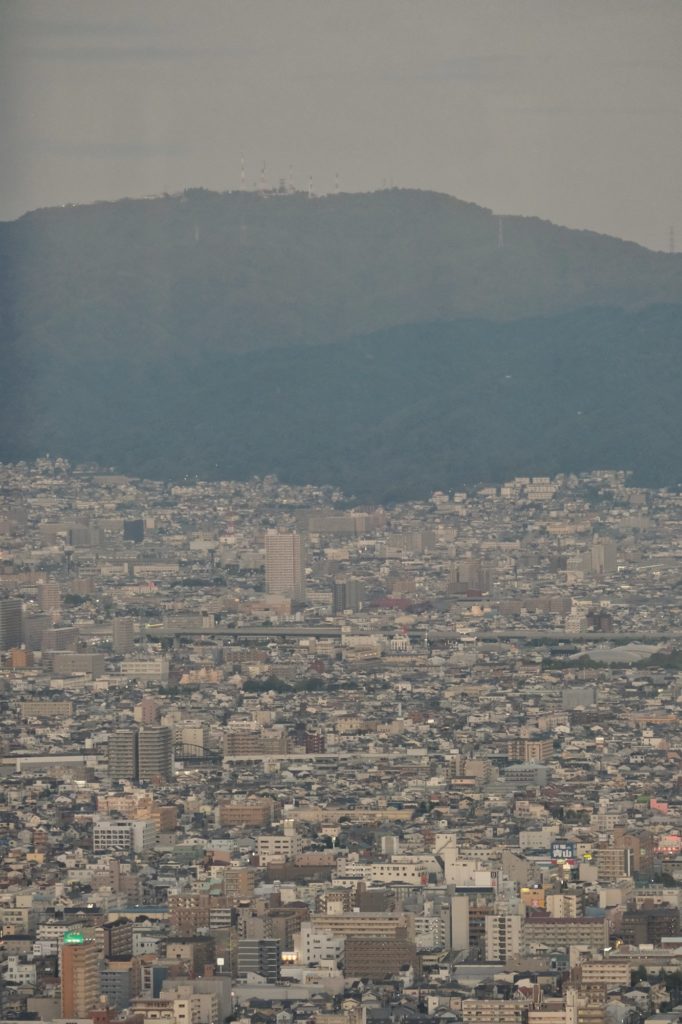 Le mont Ikoma et la ville d'Osaka vus depuis l'observatoire de l'Abeno Harukas
