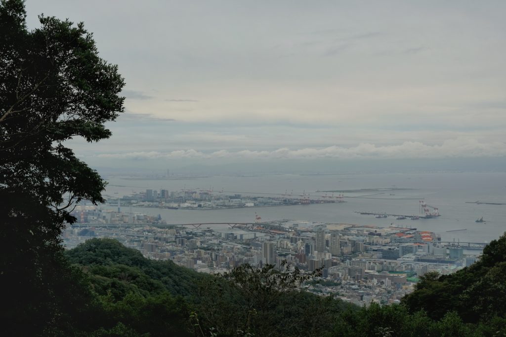 Vue des installations portuaires de Kobe depuis le téléphérique du jardin de Nunobiki