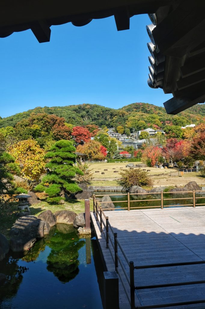 Le jardin et l'étang du château d'Ikeda et la montagne Satsukiyama