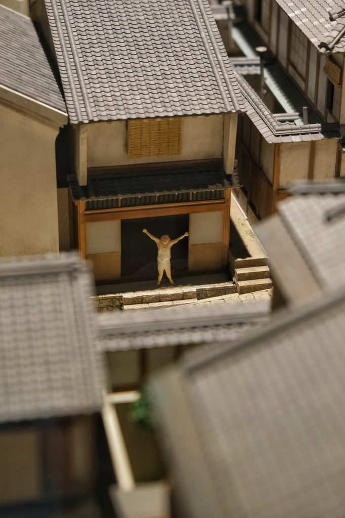 Un homme se réveil dans les maquettes du musée du style de vie d'Osaka