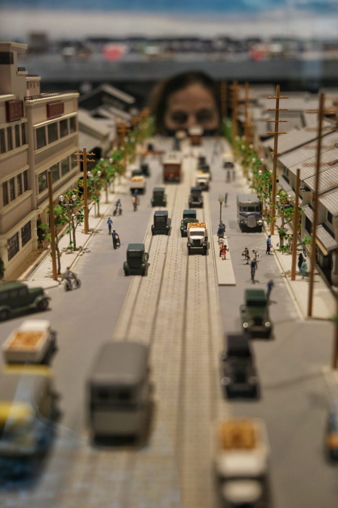 Une maquette d'une rue japonaise au musée du style de vie