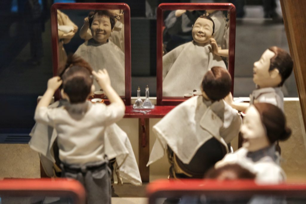 Une scène de vie chez le barbier, reconstitution du musée du style de vie