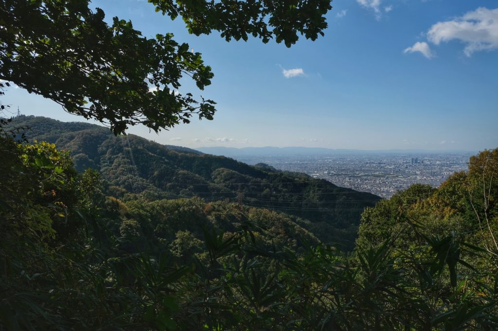 Les flancs du mont Ikoma et la ville d'Osaka en contrebas