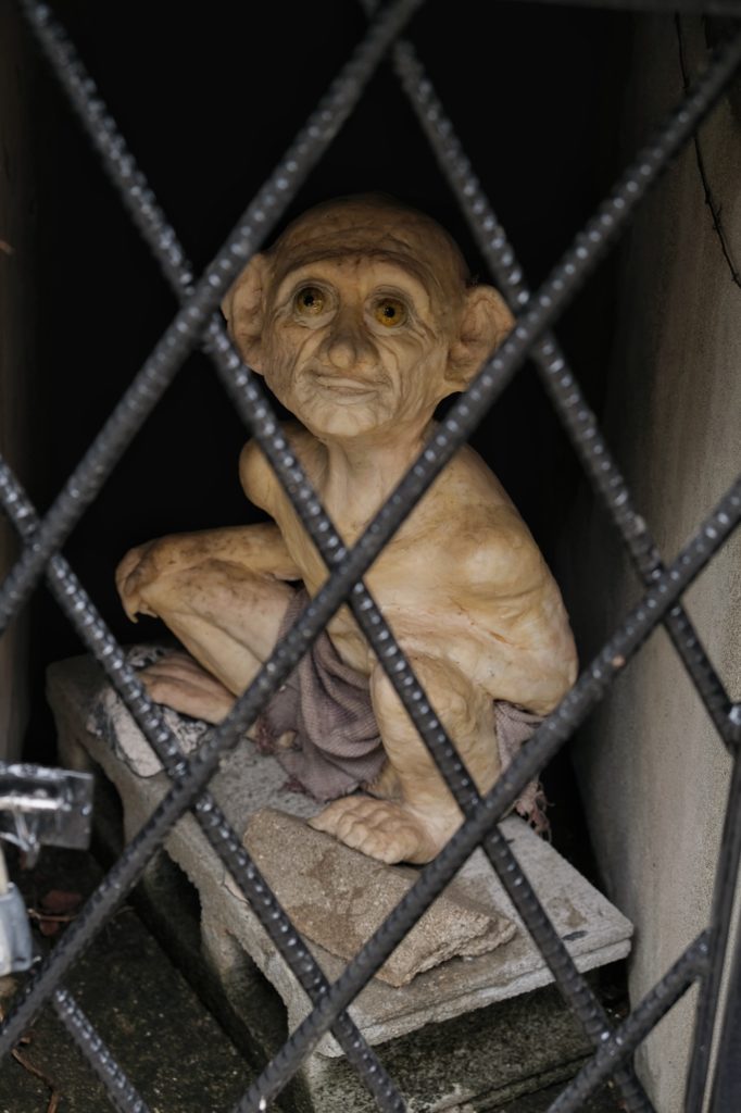 Une statue de Gollum dans une petite niche d'un mur dans le quartier Kitano à Kobe