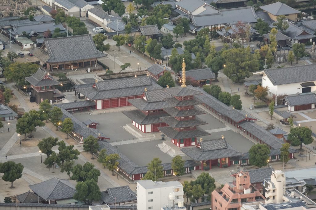 Les bâtiments centraux du temple Tenno-ji d'Osaka vus depuis l'Abeno Harukas