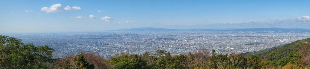Panorama de la ville d'Osaka depuis le parc d'attractions du mont Ikoma