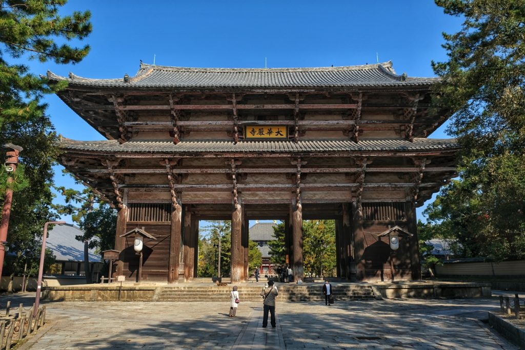 Aucun touriste sous la grande porte qui mène au Todai-ji de Nara