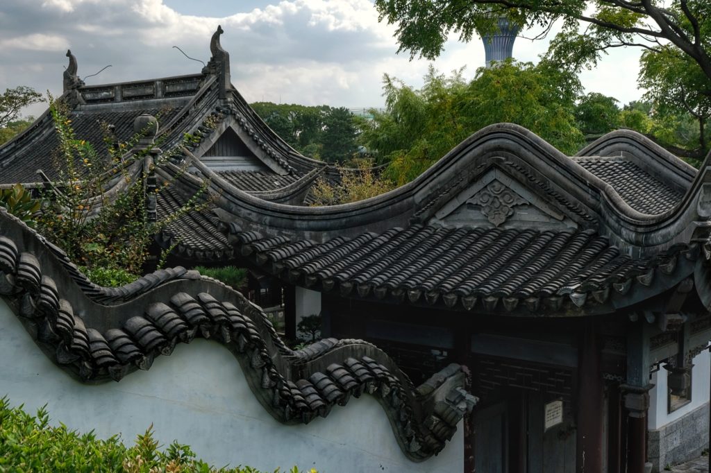 Vue des toits du pavillon chinois du parc Tsurumi Ryokuchi d'Osaka