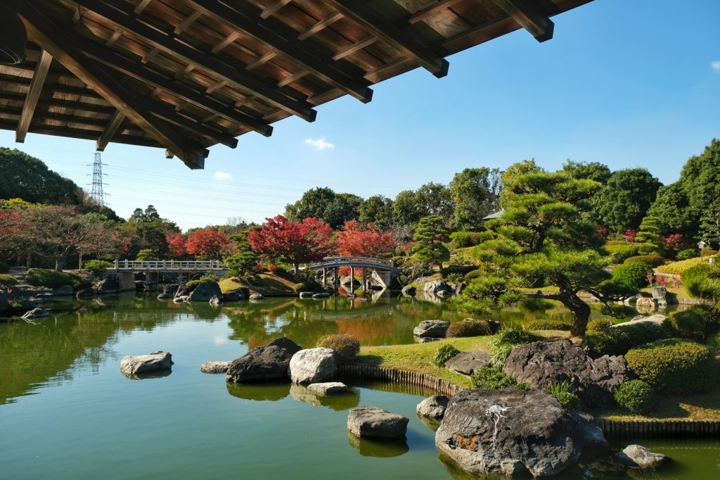 Le paysage semi-automnale du jardin japonais Daisen à Sakai