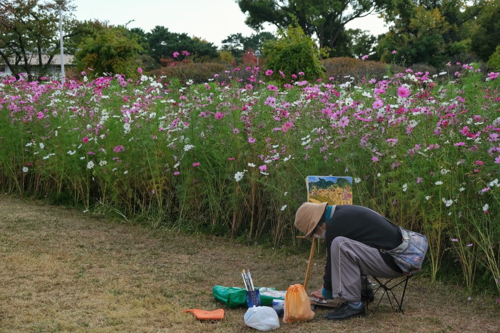 Beaucoup de Japonais font de la peinture en tant que loisir, ici au parc Hattori Ryokuchi
