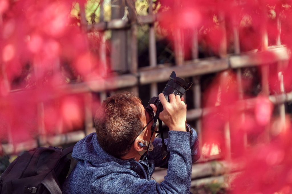 Un photographe sous les érables rouges des momiji à Nara