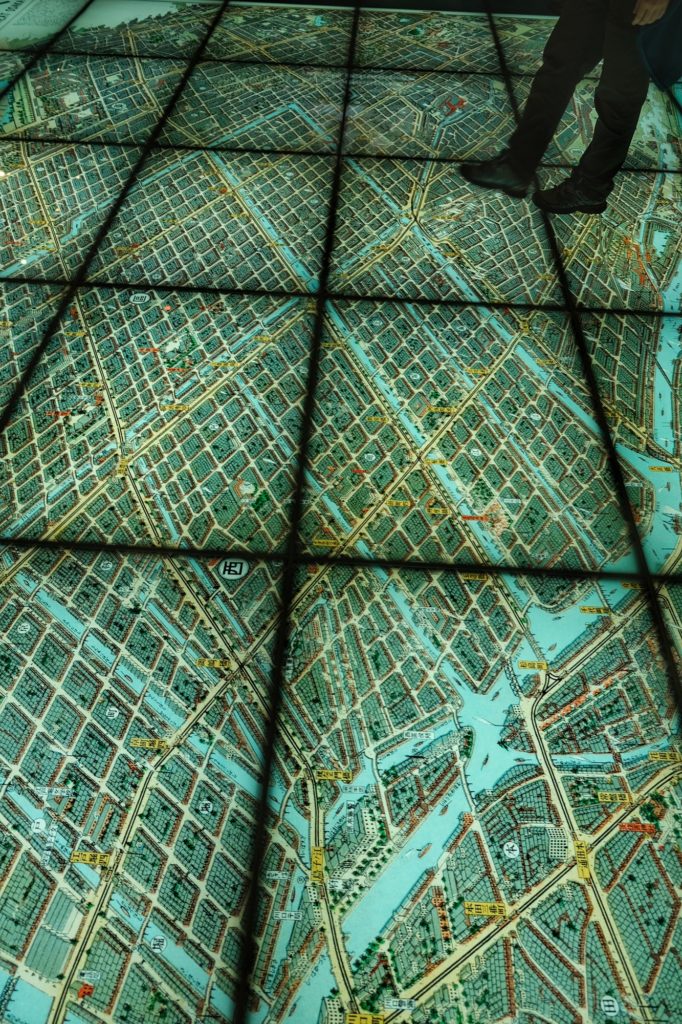 Un plan d'Osaka sur le sol du musée du style de vie