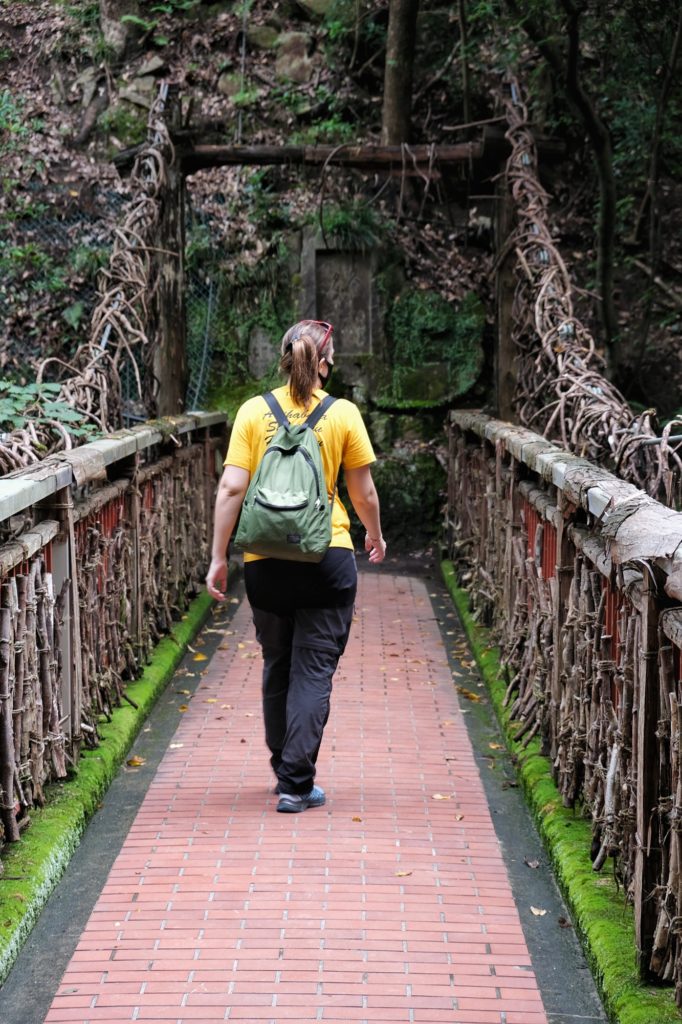 Claire sur le pont Sarunokazura en descendant du jardin de Nunobiki