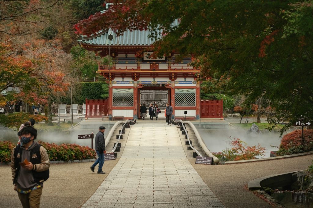 L'allée de l'entrée du temple Katsuo-ji et sa grande porte
