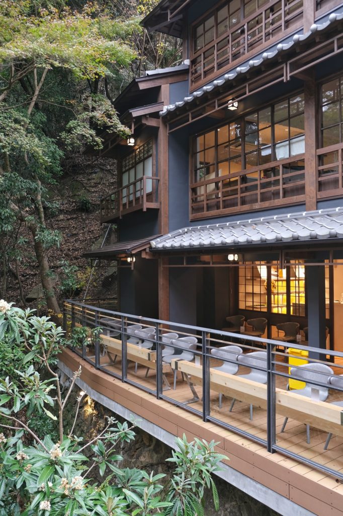 Un restaurant avec terrasse donnant sur la rivière Minoh