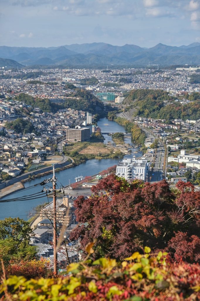 La rivière Ina en direction des montagnes vue depuis la Satsukiyama à Ikeda