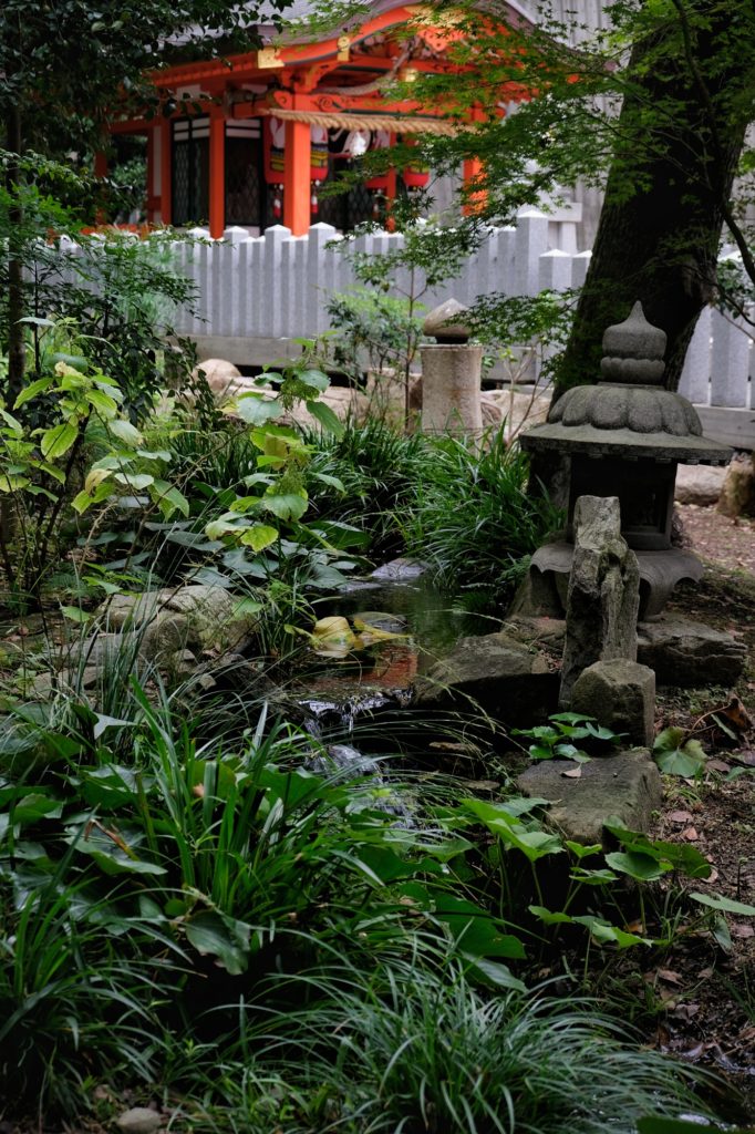 Le ruisseau et le jardin du sanctuaire Ikuta jinja de Kobe