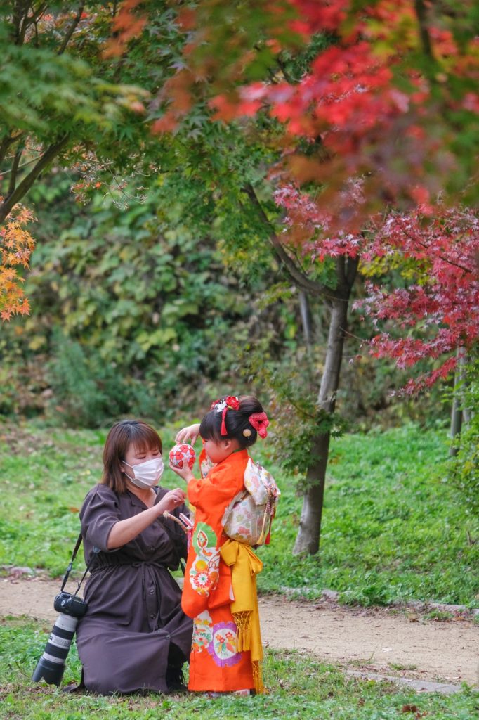 Séance photo pour cette petite fille en kimono dans le parc du château d'Osaka