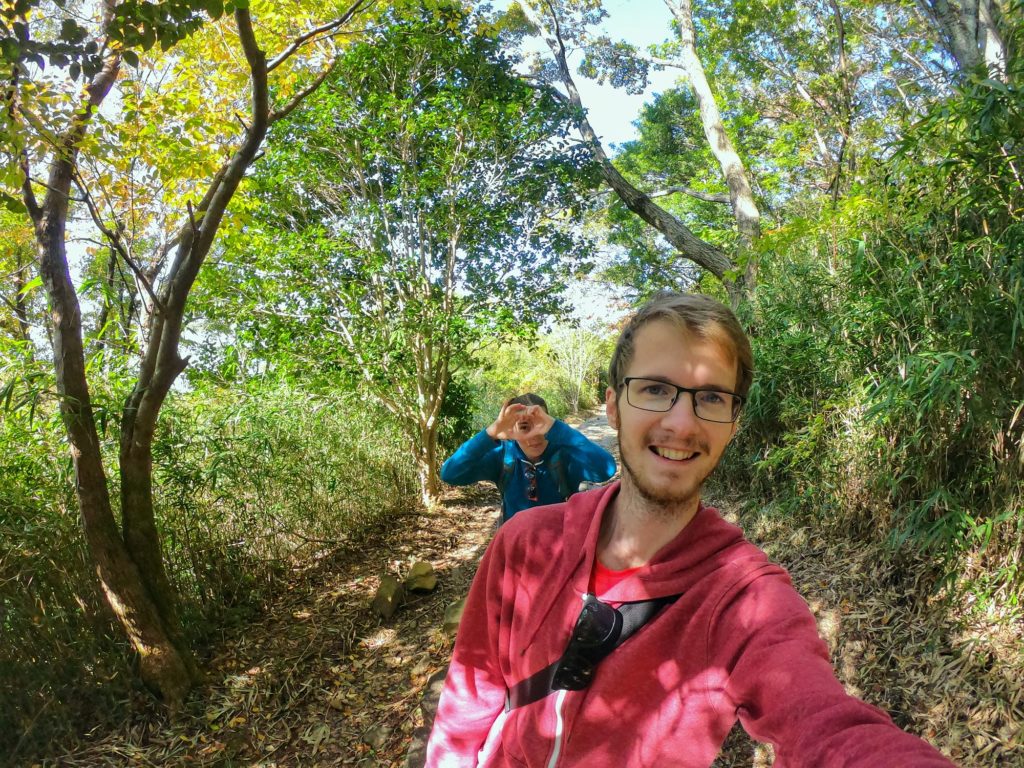 Selfie cœur en montant au mont Ikoma