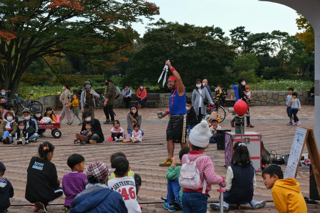 Un petit spectacle de cirque humoristique au parc Hattori Ryokuchi