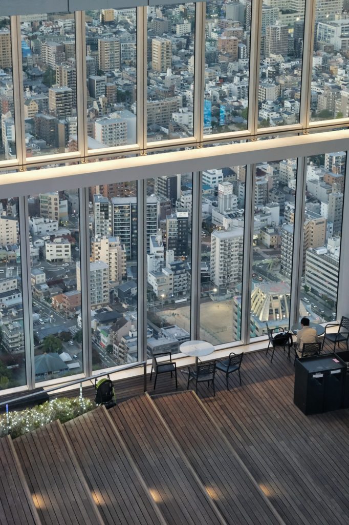Quelques tables devant une vue imprenable de la ville d'Osaka depuis l'Abeno Harukas