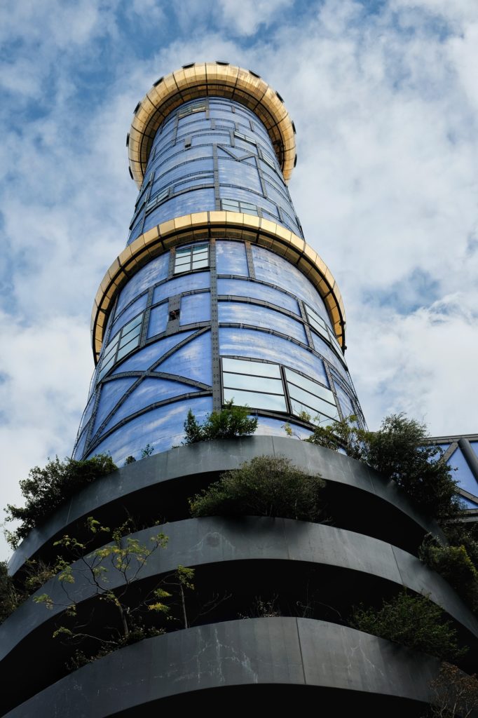 La tour du centre de traitement des boues de l'île Maishima fait par Hundertwasser