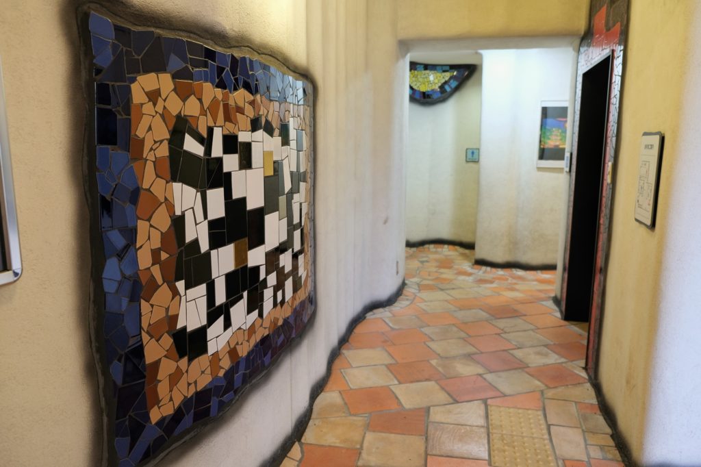 Couloir à l'intérieur de l'usine d'incinération des déchets réalisée par Hundertwasser sur l'île de Maishima à Osaka