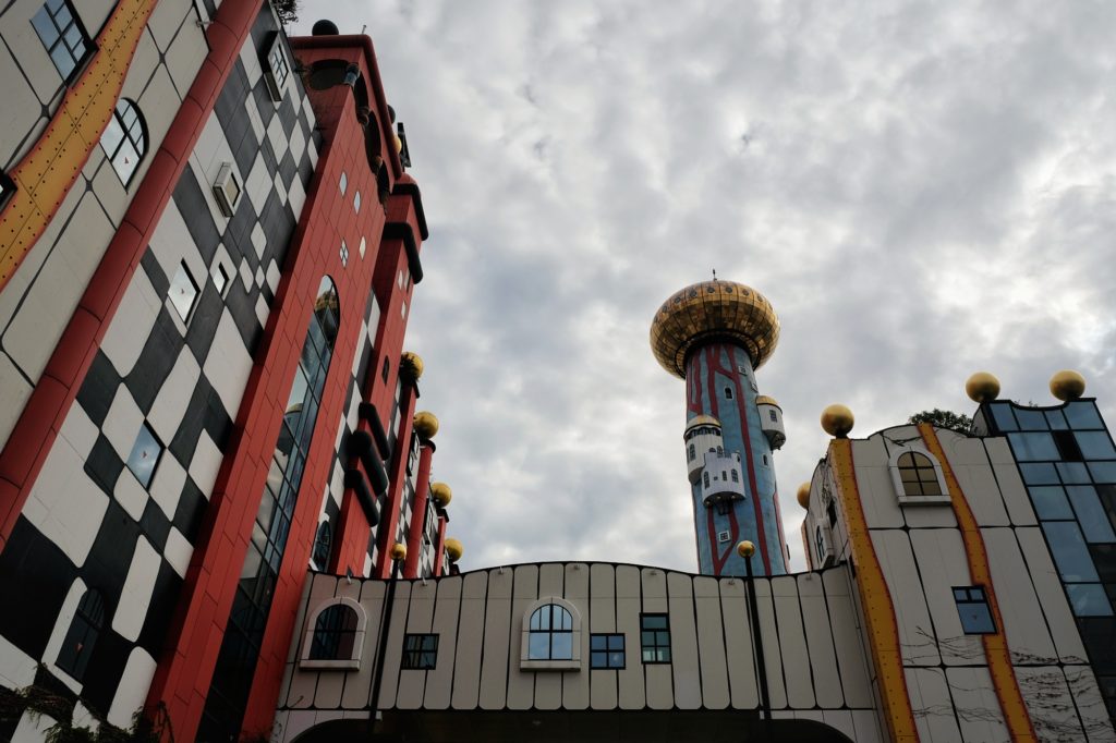 Hundertwasser a conçu cette usine d'incinération de déchets sur l'île de Maishima à Osaka
